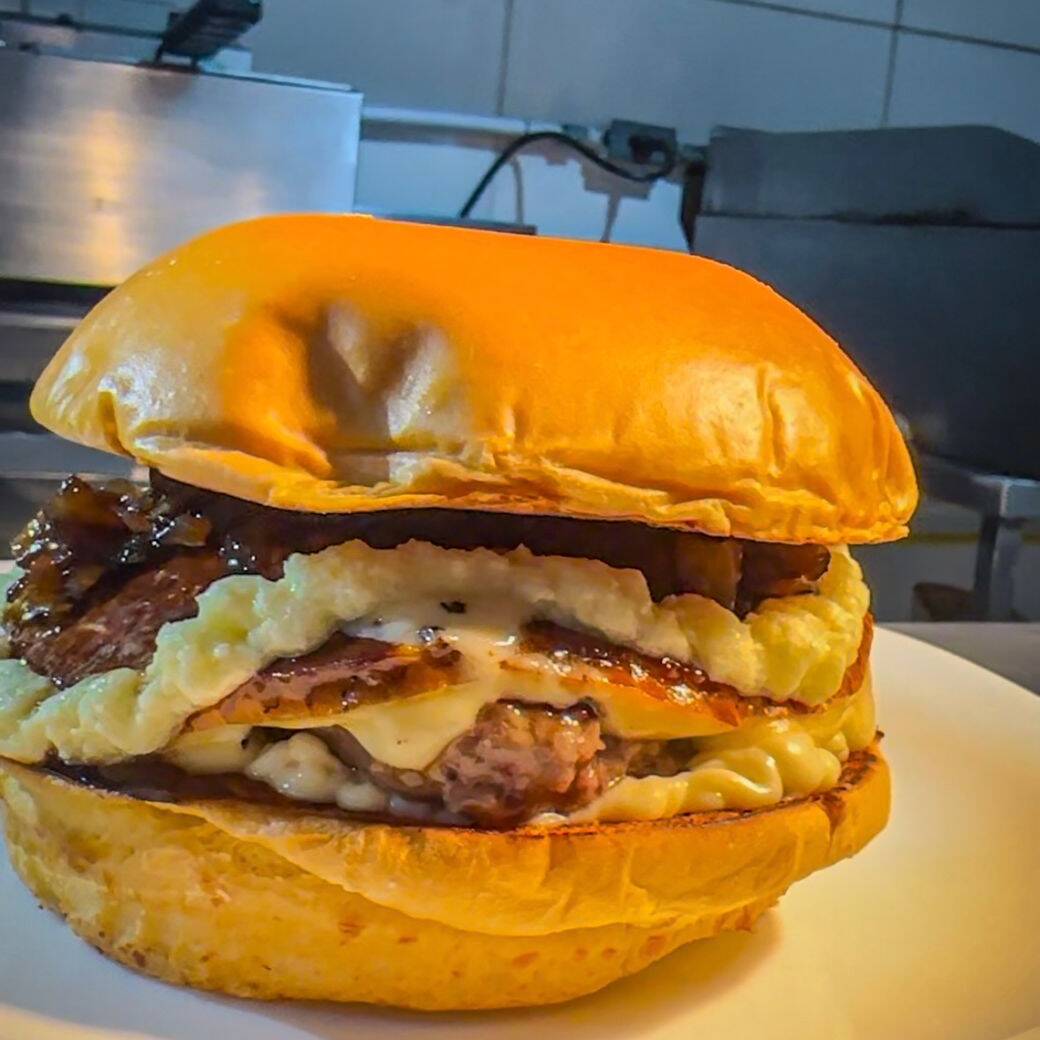 Pão brioche com hambúrguer artesanal de 140g, queijo Provolone, pasta de alho santa massa cebola caramelizada e maionese especial crazy