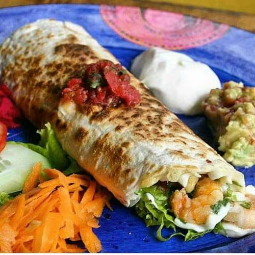 Tortilla de trigo recheada com queijo derretido, alface em tiras, tomate picado, arroz e Catupiry