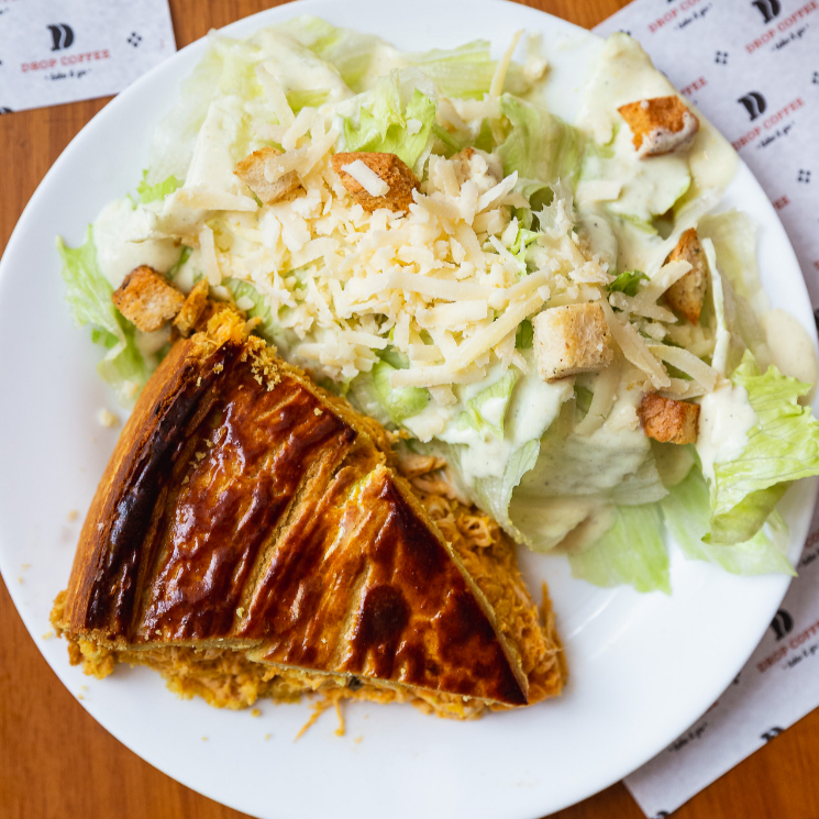 Escolha entre as opções com Empadão frango ou Quiche de Ricota com Alho Poró