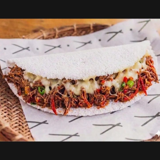 Massa de Tapioca recheada com carne bem temperada e desfiada e mussarela