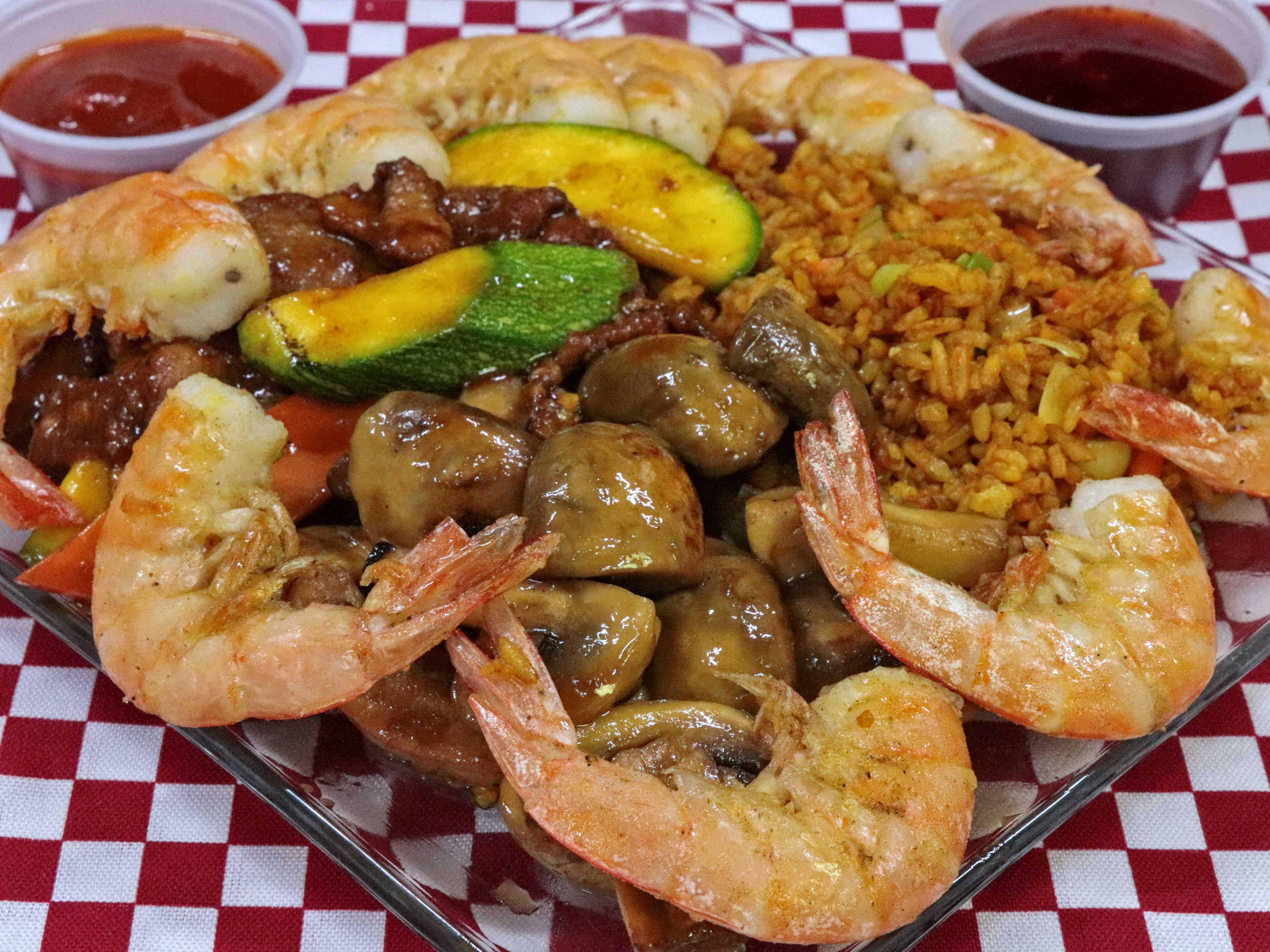 Camarones, carne con calabaza, pollo con champiñon