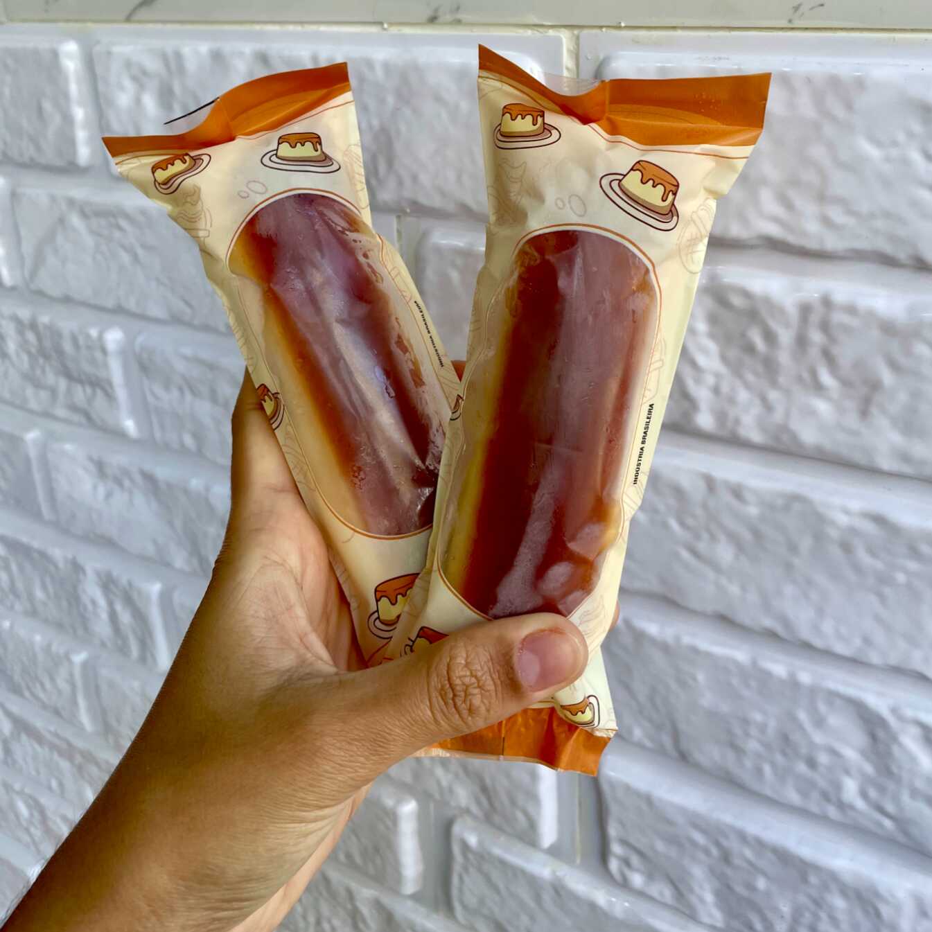 Sabe aquele gostinho de sobremesa caseira? É isso. Um geladinho super cremoso, feito com base de pudim tradicional, doce na medida certa e textura que conquista na primeira mordida. Refrescante e perfeito para qualquer momento do dia. Porção individual de aproximadamente 170g.