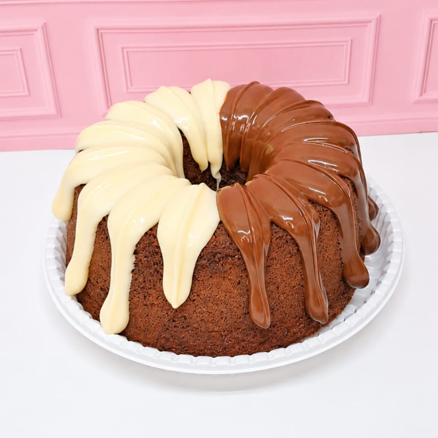 Massa fofinha de chocolate 50%, coberto com nossos brigadeiros cremoso ao leite, leite Ninho