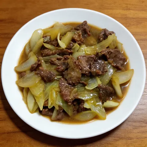 Fatias de peito de frango com legumes ao molho de soja.