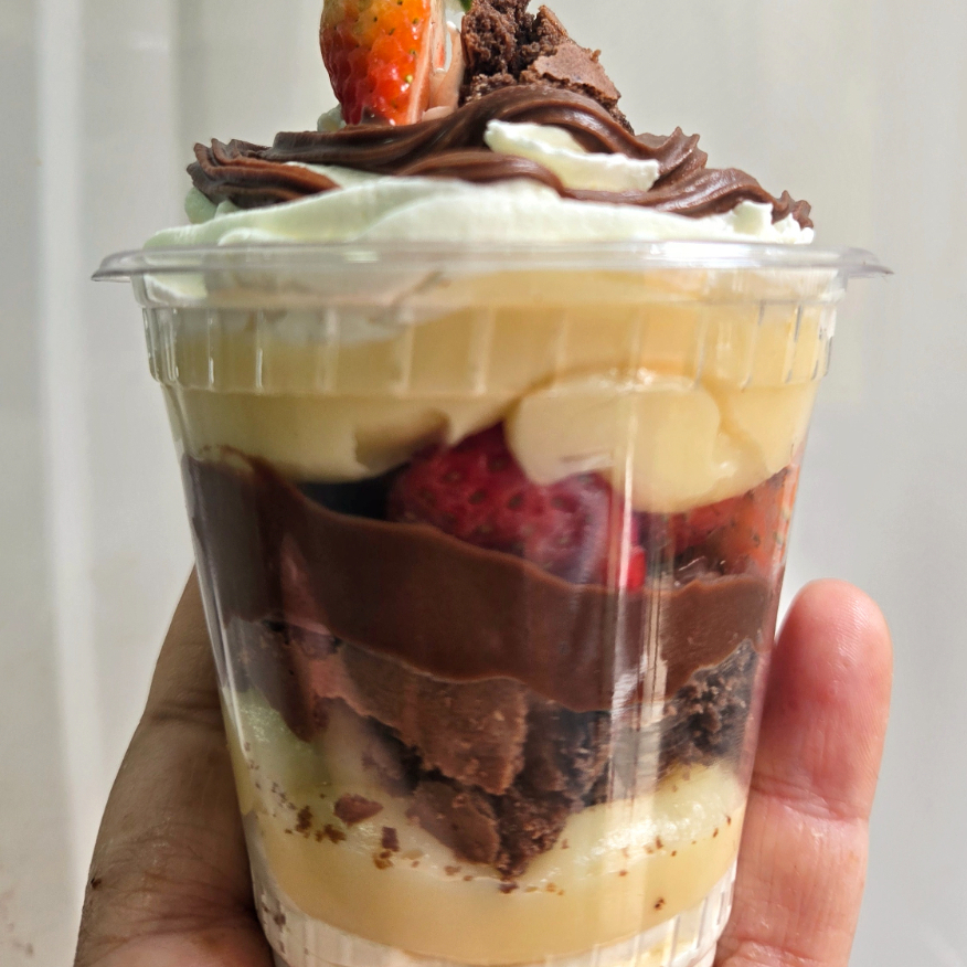 Um copo perfeito para quem ama ninho, nutella e morango. Uma combinação irresistível, com pedaços do nosso brownie e chantininho.