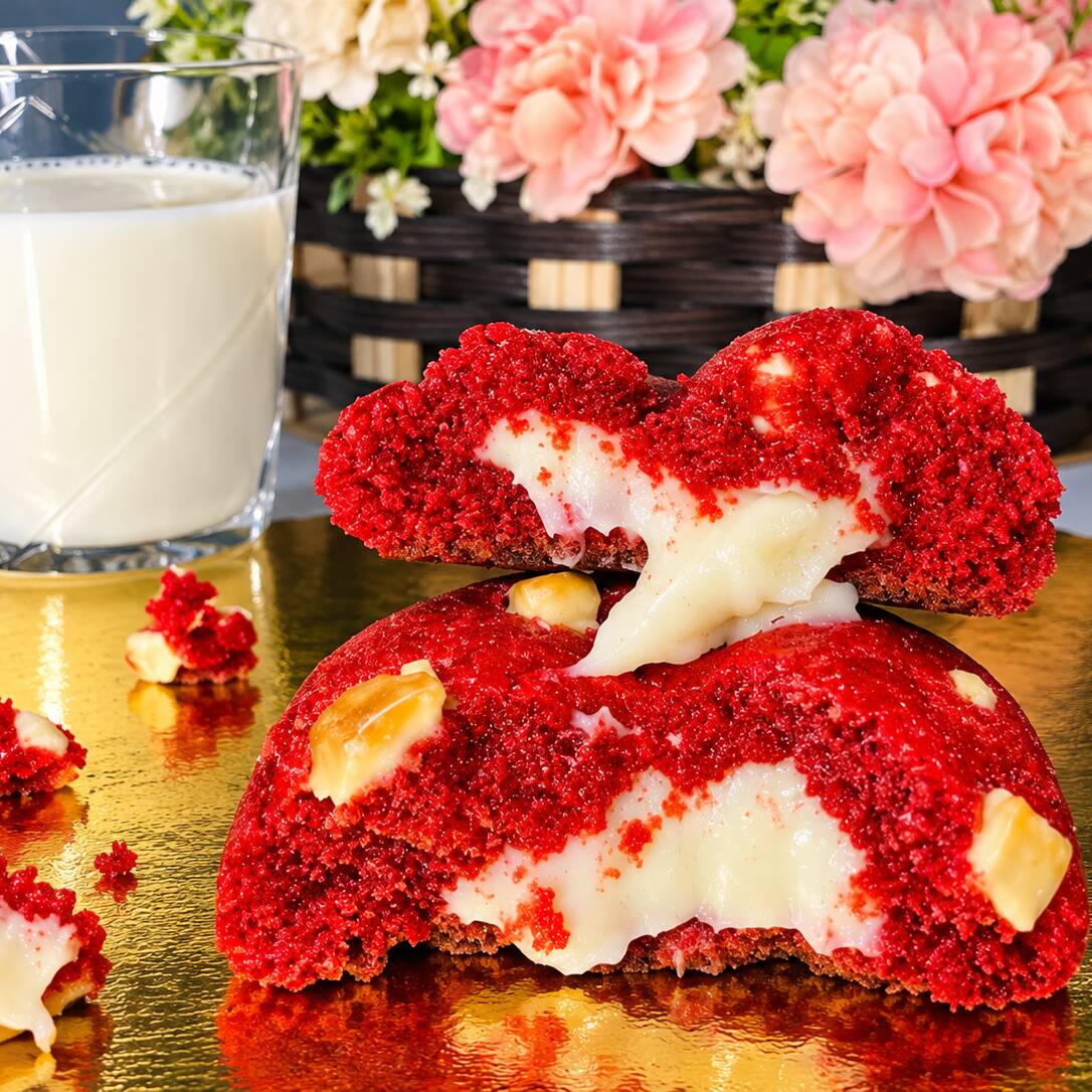 Um delicioso COOKIE de redvelvet recheado com leite ninho