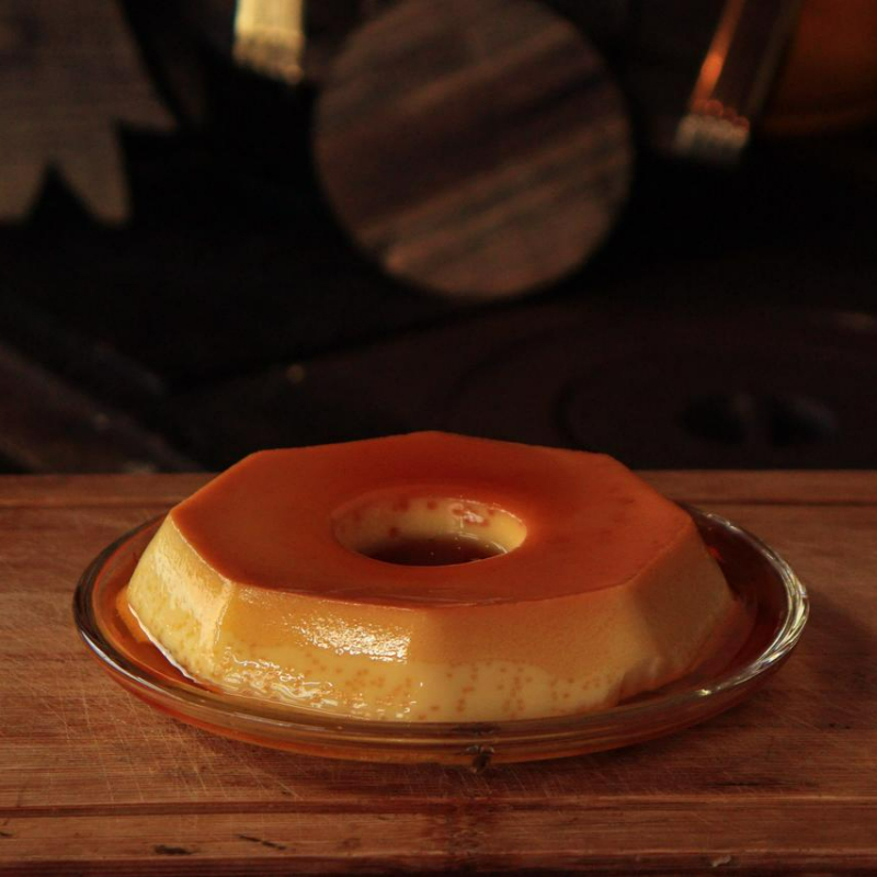 Sabe quando bate aquela vontade de um doce depois do almoço? O pudim tradicional individual é a escolha perfeita! Preparado com Leite Moça, tem textura lisa, cremosa e consistente, sem furinhos, do jeito que um bom pudim deve ser. Uma receita clássica, feita com cuidado, para matar a vontade de doce na medida certa. Peso aproximado: 330g.