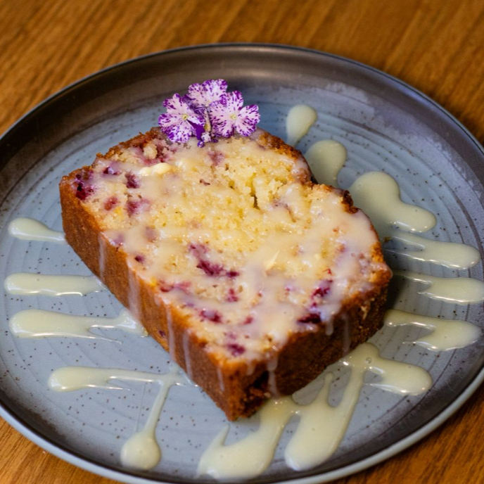 Massa macia e delicadamente cítrica, preparada com limão siciliano, equilibrada pela acidez suave e o frescor das framboesas. Finalizado com ganache de chocolate branco. Um bolo aromático e leve, perfeito para acompanhar um bom café ou adoçar o dia.