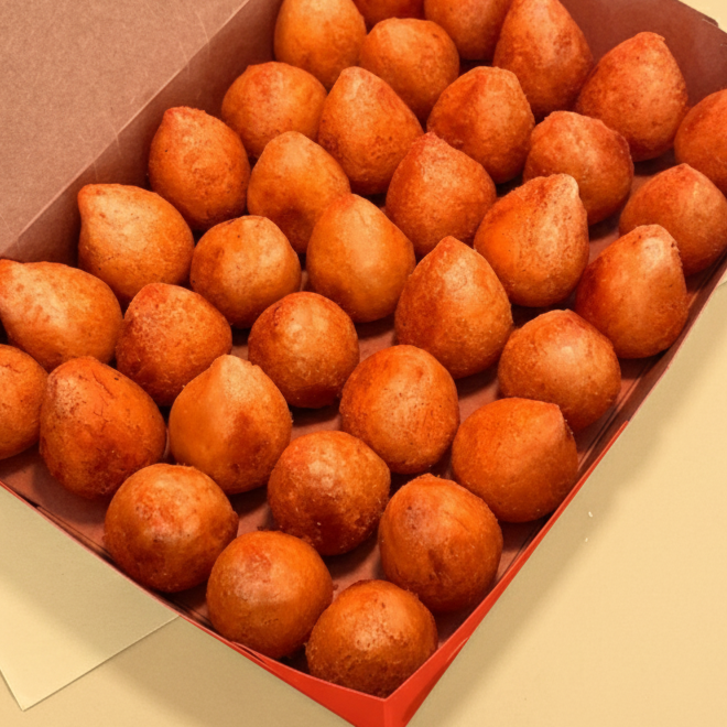 Delicie-se com 25 mini coxinhas fritas, com massa fresquinha e recheio suculento. Nossas coxinhas são preparadas para garantir que cheguem crocantes por fora e macias por dentro, perfeitas para dividir com a família, amigos ou saborear sozinho.