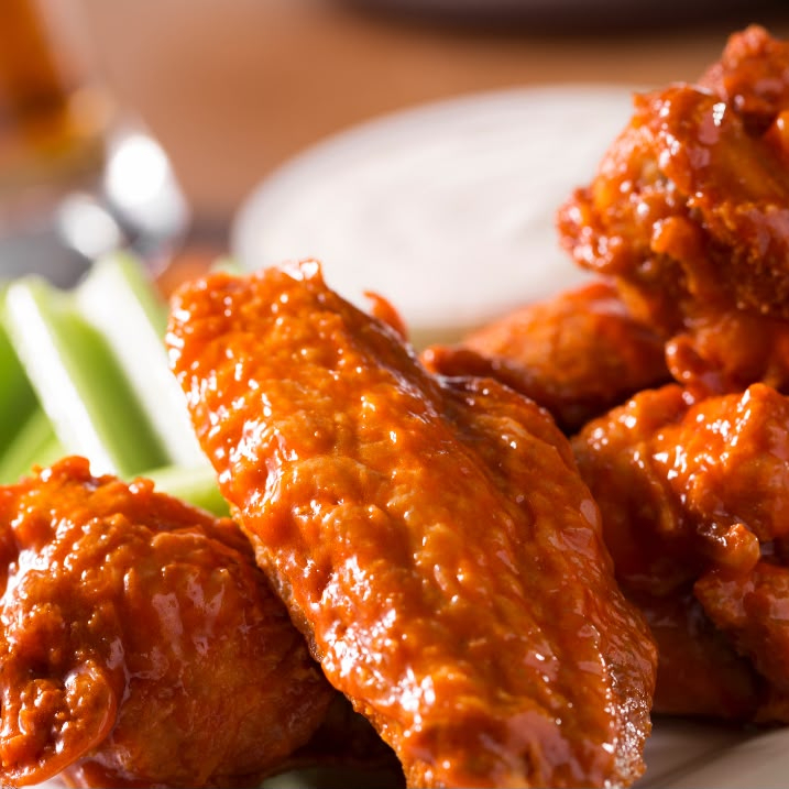 5 Alitas Bañadas en Deliciosa Salsa Casera