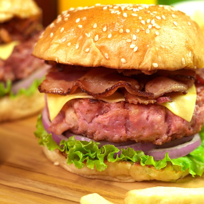 Pão, Hambúrguer Artesanal de Costela Bovina, Queijo Cebola Caramelizada e Molho Especial da Casa.