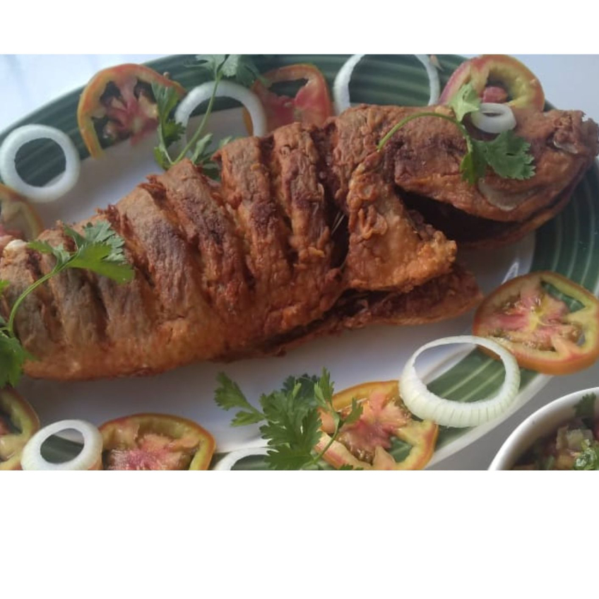 ACONPANHA COM FAROFA E SALADA VINAGRETE