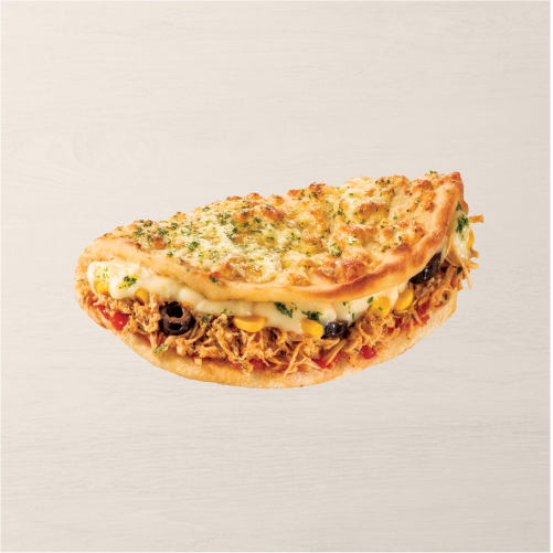 Frango desfiado, milho e Cremely sobre uma massa crocante. Uma explosão de sabores!