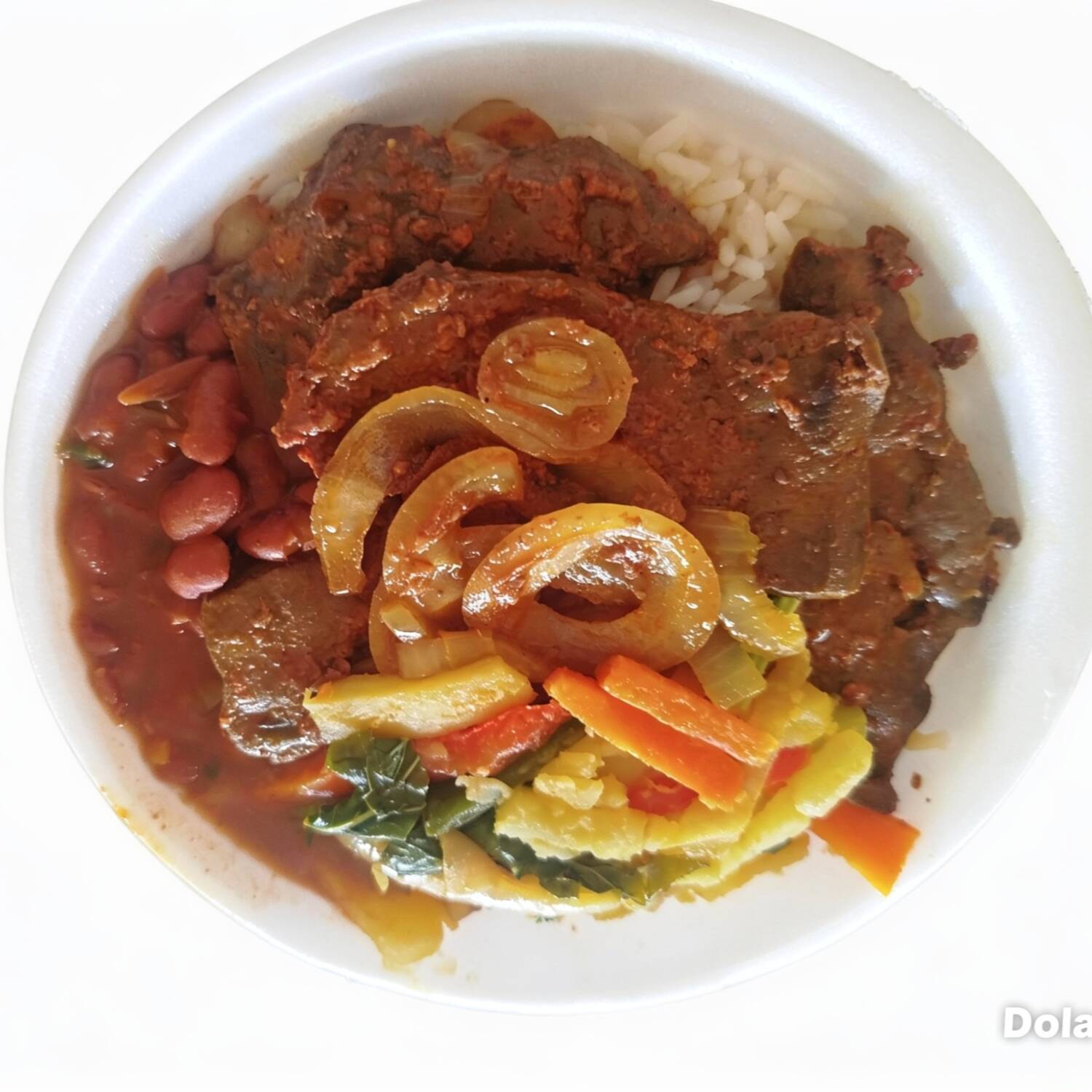 Acompanha: arroz, feijão, macarrão, farofa, salada.