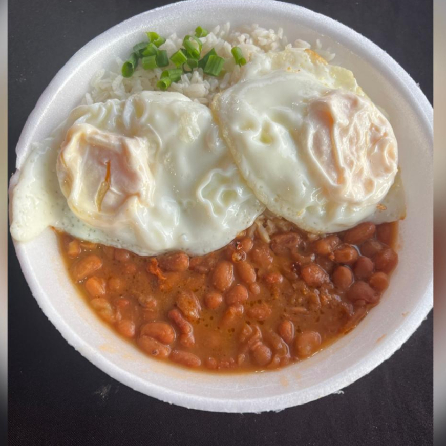 Dois ovos fritos acompanha: arroz branco e feijão de caldo.