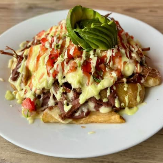Papas en Gajo con Carne Desmechada