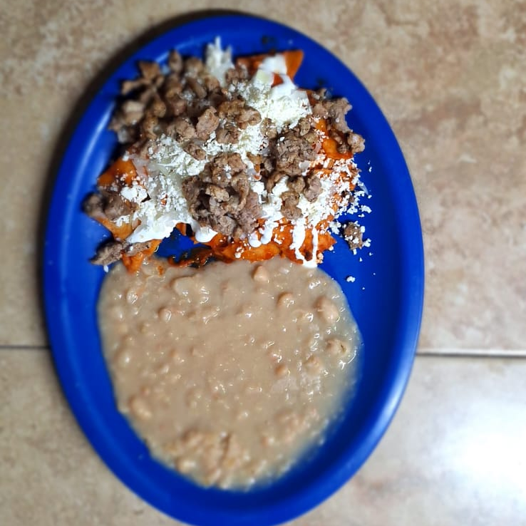 Chilaquiles rojos con bistec+ frijoles