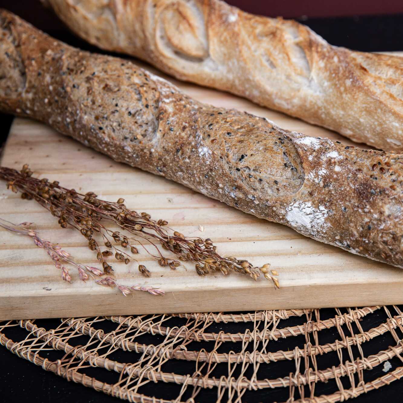 Pão produzido conforme a tradição francesa com massa contendo somente farinha T65, água, sal e fermento natural (levain). Crocante, alveolado e saboroso com formato alongado.
