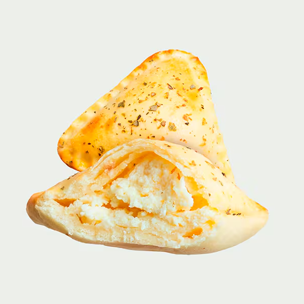 Massa fermentada com recheio de queijo minas. Assado e congelado, basta levar ao forno. Contém 15 unidades. Imagem meramente ilustrativa. Serve 3 Pessoas.