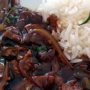 Acompanha Arroz shop suey, com deliciosas tiras de carnes aceboladas com um molho especial do chef, toque de cebolinho!