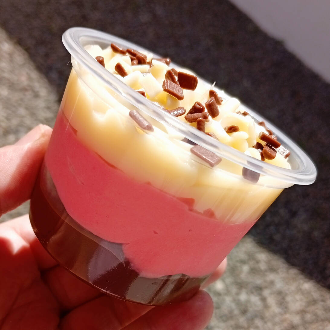 Camadas de: recheio de ninho cremoso, brigadeiro cremoso e creme de morango (tipo mousse) e finslizado com granulé de chocolate. Peso de 130g