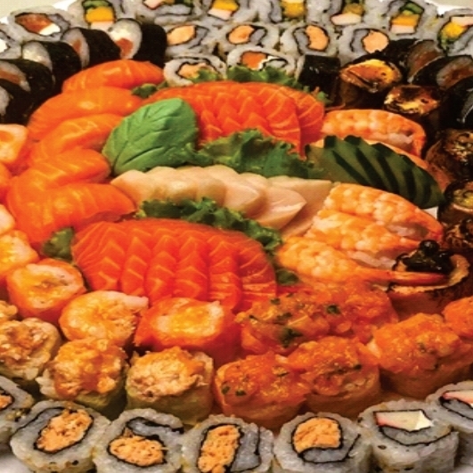 18 SASHIMI DE SALMÃO, 06 DYOU DE SALMÃO, 06 IIDO SAM, 10 FILADÉLFIA LIGHT, 08 URAMAKI DE CALIFÓRNIA, 08 URAMAKI DE SALMÃO GRELHADO, 08 URAMAKI DE SALMÃO CRU E CREAM CHEESE, 08 URAMAKI DE KANI E CREAM CHEESE, 04 NIGIRI DE SALMÃO, 04 NIGIRI DE CAMARÃO, 06 ACELGA MAKI, 06 MAÇARICADO, 08 URAMAKI SALMÃO COM MANGA