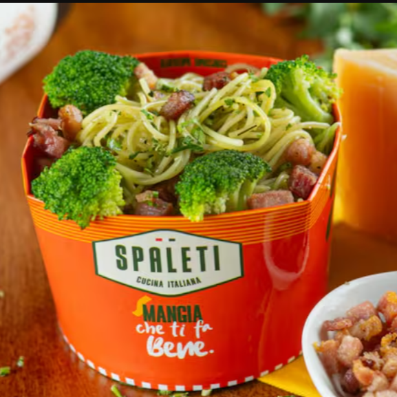 Spaguetti com brócolis fresco, bacon crocante e um toque de cheiro verde. Uma combinação saborosa e nutritiva para qualquer ocasião!
Que tal levar o Combo Completo? Veja nosso Esperienza Completa (Massa + Bebida + Sobremesa) na seção Promoções!