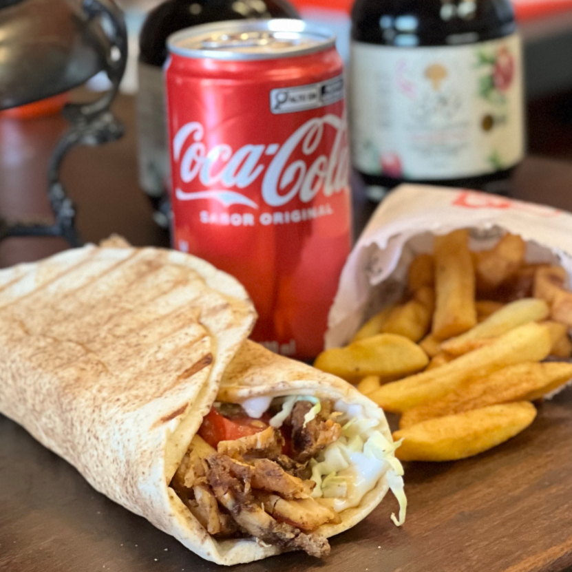 Sanduiche 20cm pão sírio bem recheado (Escolha sua proteína e sua pasta que vem dentro do sanduíche) + Porção de batata frita + refri 200ml -
Foto ilustrativa