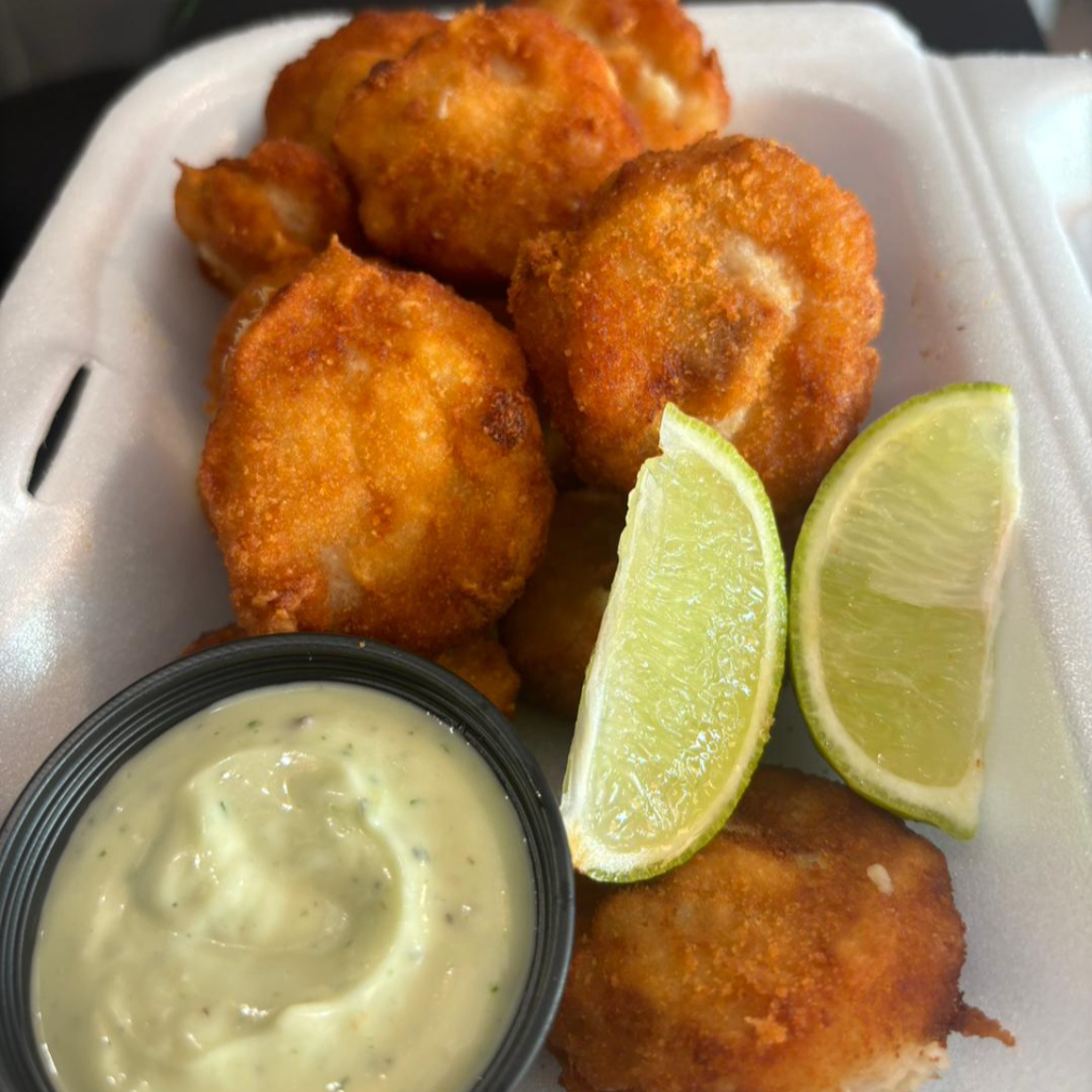 Porção de 500g in natura de camarão milanesa com recheio de provolone! acompanha a maionese da casa!