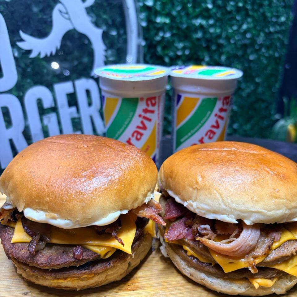 2 do nosso queridíssimo Triplex que vai com 3 Carnes de bife de Hambúrguer comum, 3 fatias de queijo cheddar, Bacon e molho especial, com 2 guaravitas