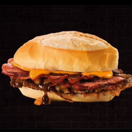 Pão francês, 200g de pernil grelhado ao fogo, acompanha vinagrete e nosso molho barbecue com fatias de bacon grelhadas ao fogo.!