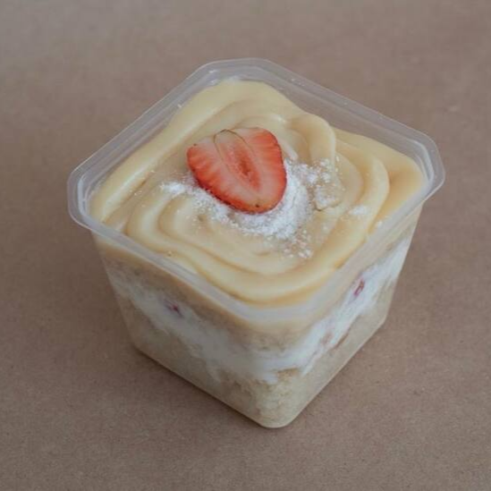 Deliciosa camada de brigadeiro de leite Ninho cremoso, bolo de baunilha, mousse de leite Ninho com morangos frescos. Finalizado com leite em pó e morango