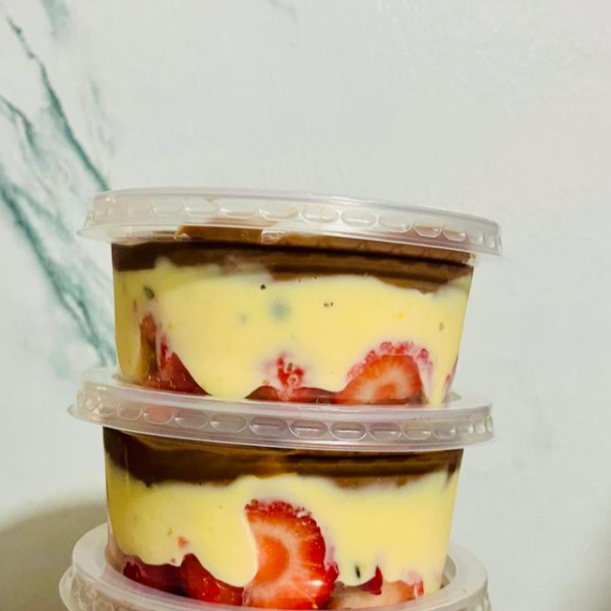 Morango fresco,recheio de maracujá e nosso recheio de chocolate 50%