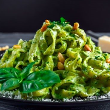 Bowl de Fetuccine al Pesto y 3 Panes Ajo