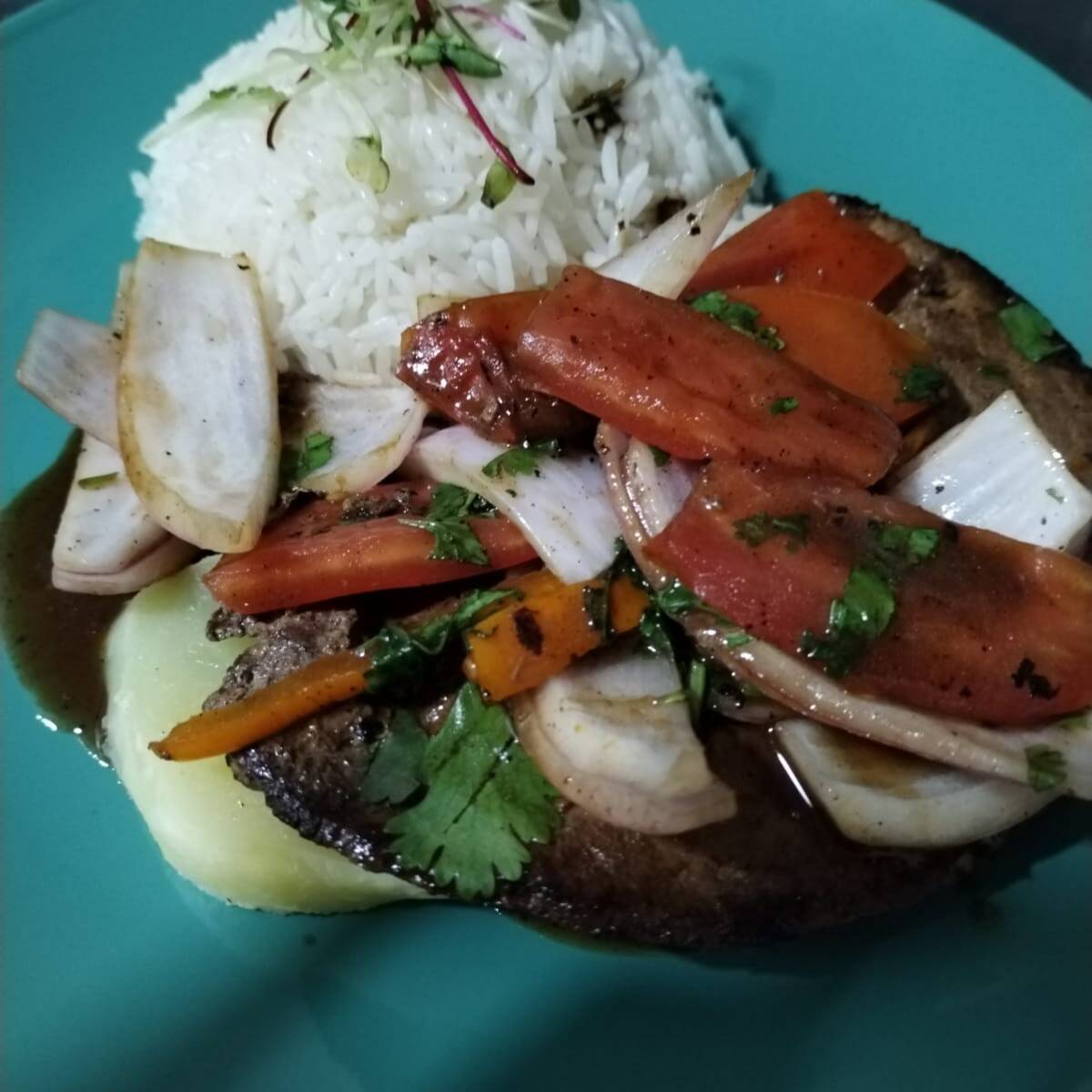 Hígado Encebollado con Papa Sancochado y Arroz