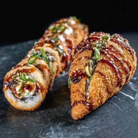Um delicioso hot temaki recheado com com patê de salmão grelhado com cream cheese e 8 unidades de um delicioso hot Filadélfia