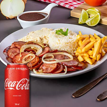 Calabresa acebolada grelhada com cebolas douradas, acompanhada de arroz soltinho, feijão caseiro, fritas crocantes e salada fresca. Um prato simples, saboroso e completo!