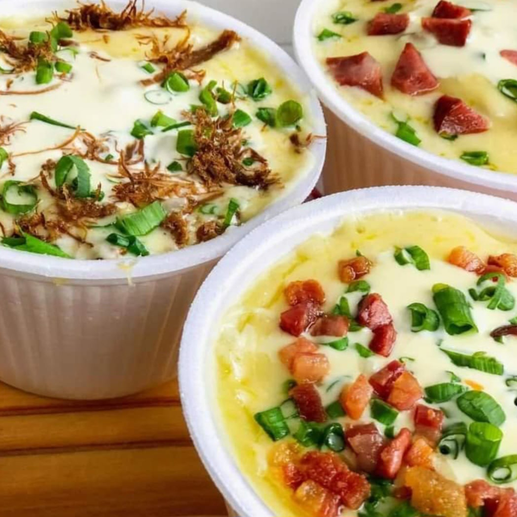 carne em cubos,requeijão,champion,mussarela,e batata palha.