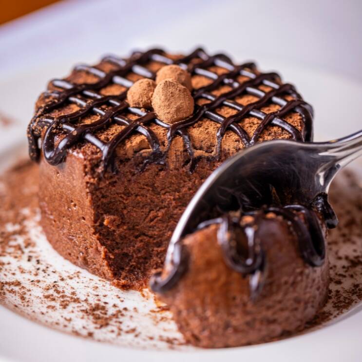 Deliciosa mousse aerada e macia de chocolate belga com toque de café, coberta com calda de chocolate e uma fina camada de cacau em pó, finalizada com minitrufas de chocolate.