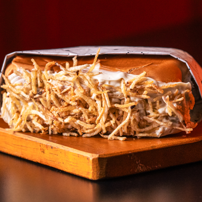 Pão macio e fofinho, maionese dos deuses, 2 vinas perdigão, milho fresquinho, tomatinho picado, farofa da casa e batata palha