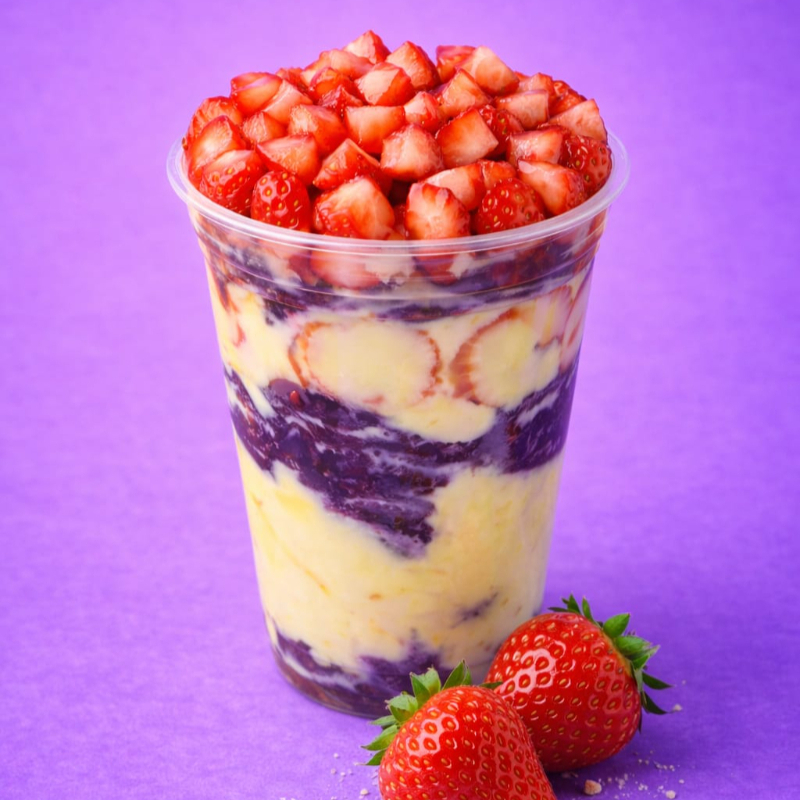 Para quem ama morango, esse é o copo ideal! Nosso açaí cremoso vem com 2x mais morango, garantindo muito frescor e sabor, finalizado com leite condensado e uma generosa camada de leite em pó. Uma combinação super cremosa, doce na medida certa e simplesmente irresistível! Acompanha: • 2x mais morango • Leite condensado • Leite em pó