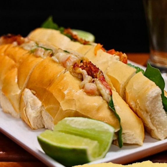Saboroso e verdadeiro Filé mignon com o exclusivo tempero da casa, fatias bem servidas de queijo Mussarela, rucula e o nosso delicioso vinagrete, pão baguete levemente tostado