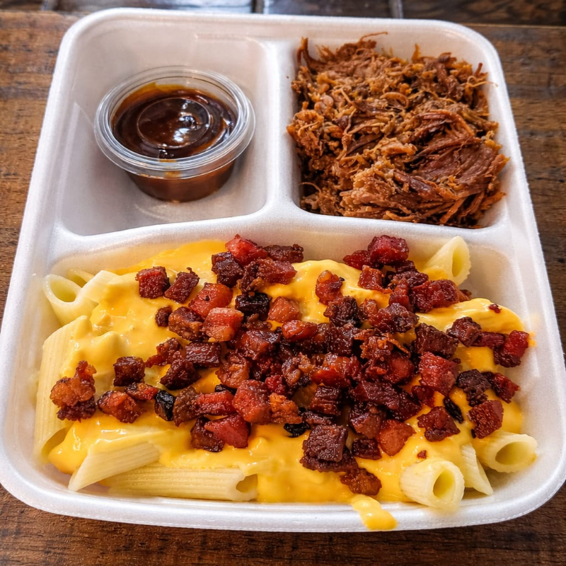 Macarrão com cheddar cremoso e bacon acompanhada de costela desfiada