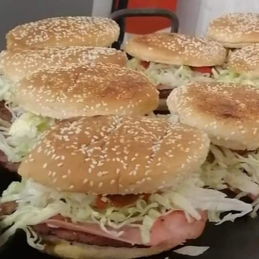 HAMBURGUESA HAWAINA CON PAPAS
