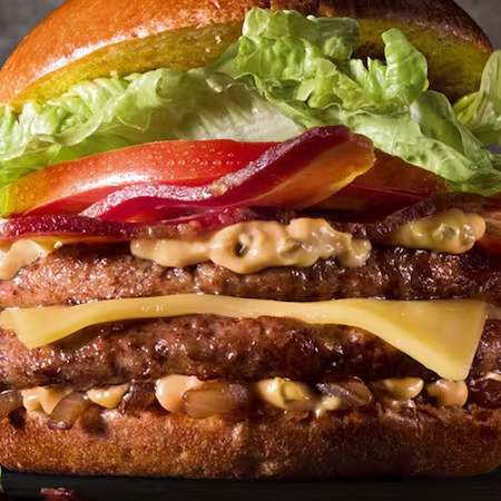 Experimente o dobro de prazer com dois hambúrgueres de 140g cada, complementados por mussarela derretida, bacon, ovo, tomate, alface e seu molho favorito, entre pães de gergelim. Cada mordida é uma celebração de sabores, projetada para satisfazer os paladares mais exigentes.