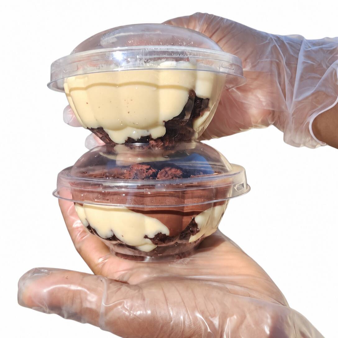🤍 Afogadinho de Brownie
Para quem ama sobremesas bem recheadas! Brownie, creme de Ninho, doce de Ninho e brigadeiro cremoso se unem em uma explosão de sabor que transforma qualquer momento em uma doce lembrança.