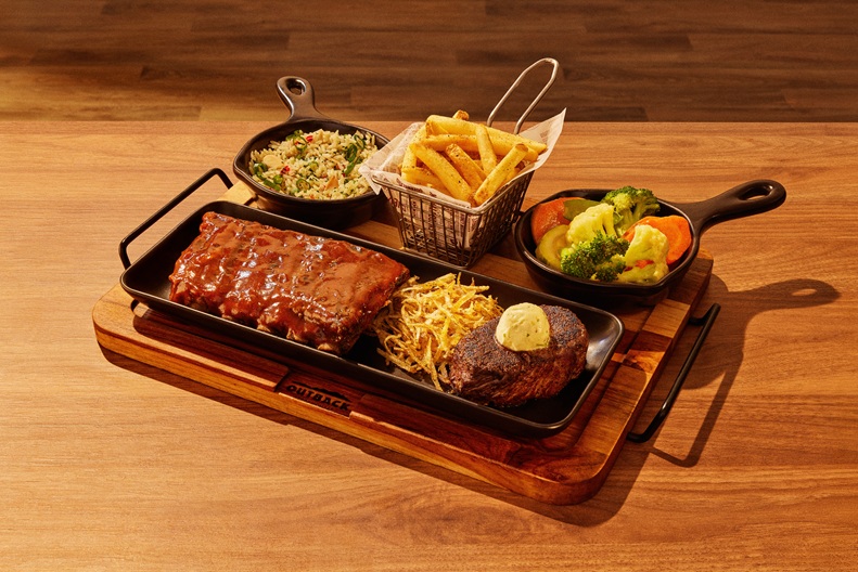 Uma deliciosa combinação de Junior Ribs e do nosso Steak de Filet Mignon (200g*) finalizado com chimichurri, servidos com nossa nova Crunchy Potatoes. Para as Ribs, você pode escolher entre os molhos Barbecue e Billabong. E, ainda, três acompanhamentos de sua preferência. Ideal para compartilhar seu #MomentoOutback
*Contém carne suína