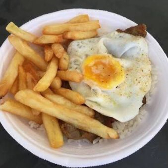 Ovos fritos, batatas fritas, arroz, feijão e verdura refogada