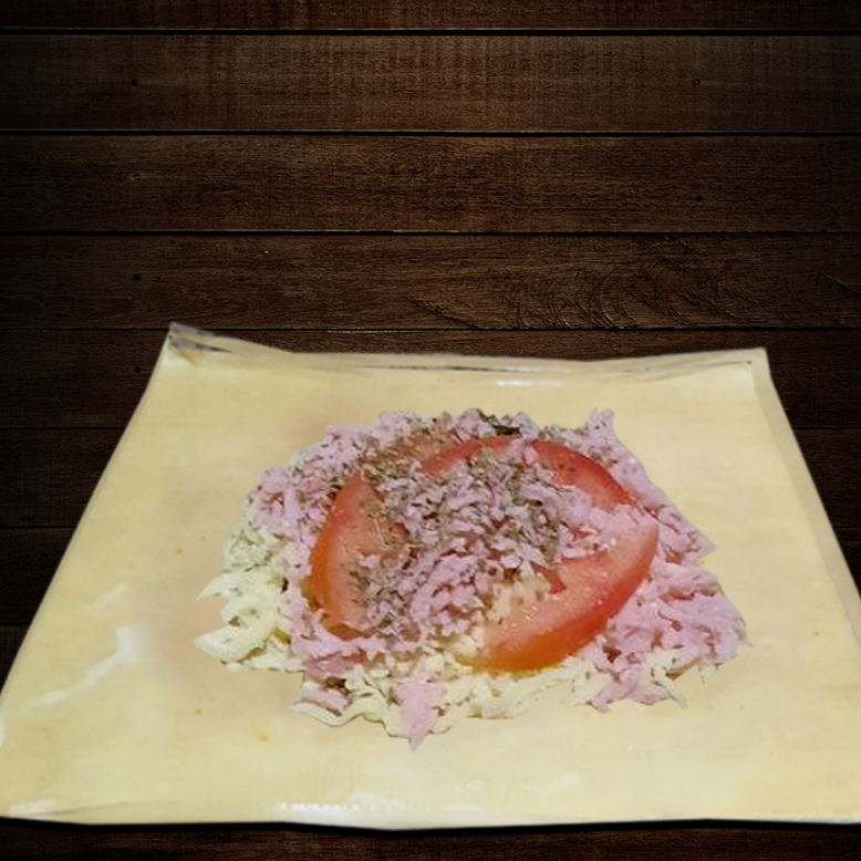 Uma experiência gastronômica única. Este delicioso pastel é generosamente recheado com queijo mussarela ralado de primeira qualidade, que derrete na boca, e presunto ralado extremamente suculento. Adicionamos fatias frescas de tomate, que trazem uma explosão de sabor natural e um toque de orégano para dar um aroma delicioso e um sabor inigualável. Este é, sem dúvida, um prato imperdível.