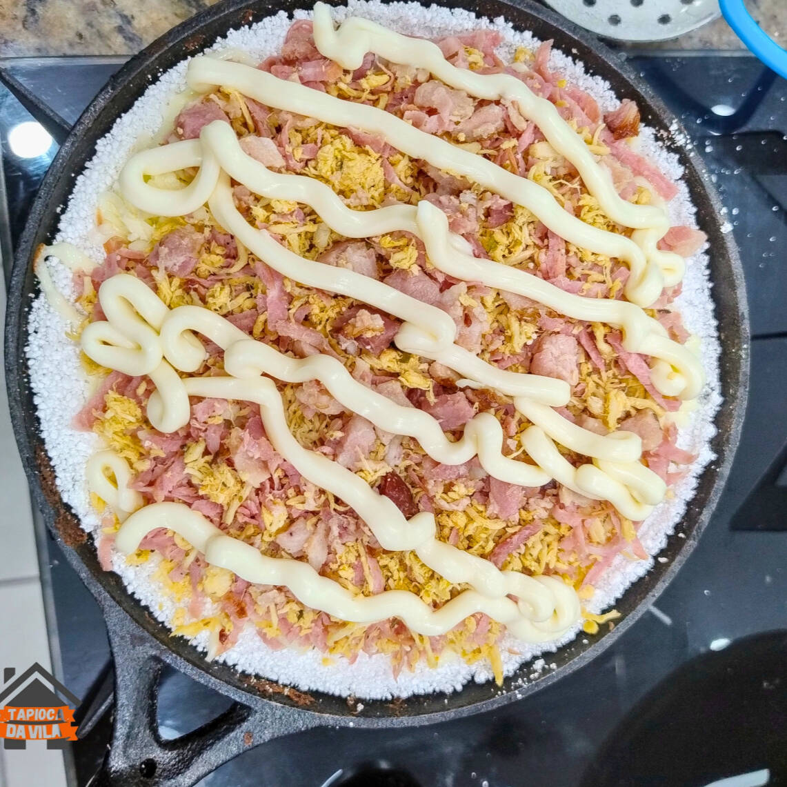 Calabresa ralada ,frango desfiado ,bacon,mussarela e requeijão.22cm